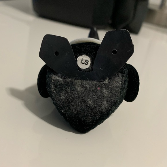 Papyrus Velvet Penguin Figurine - Picture 4 of 6